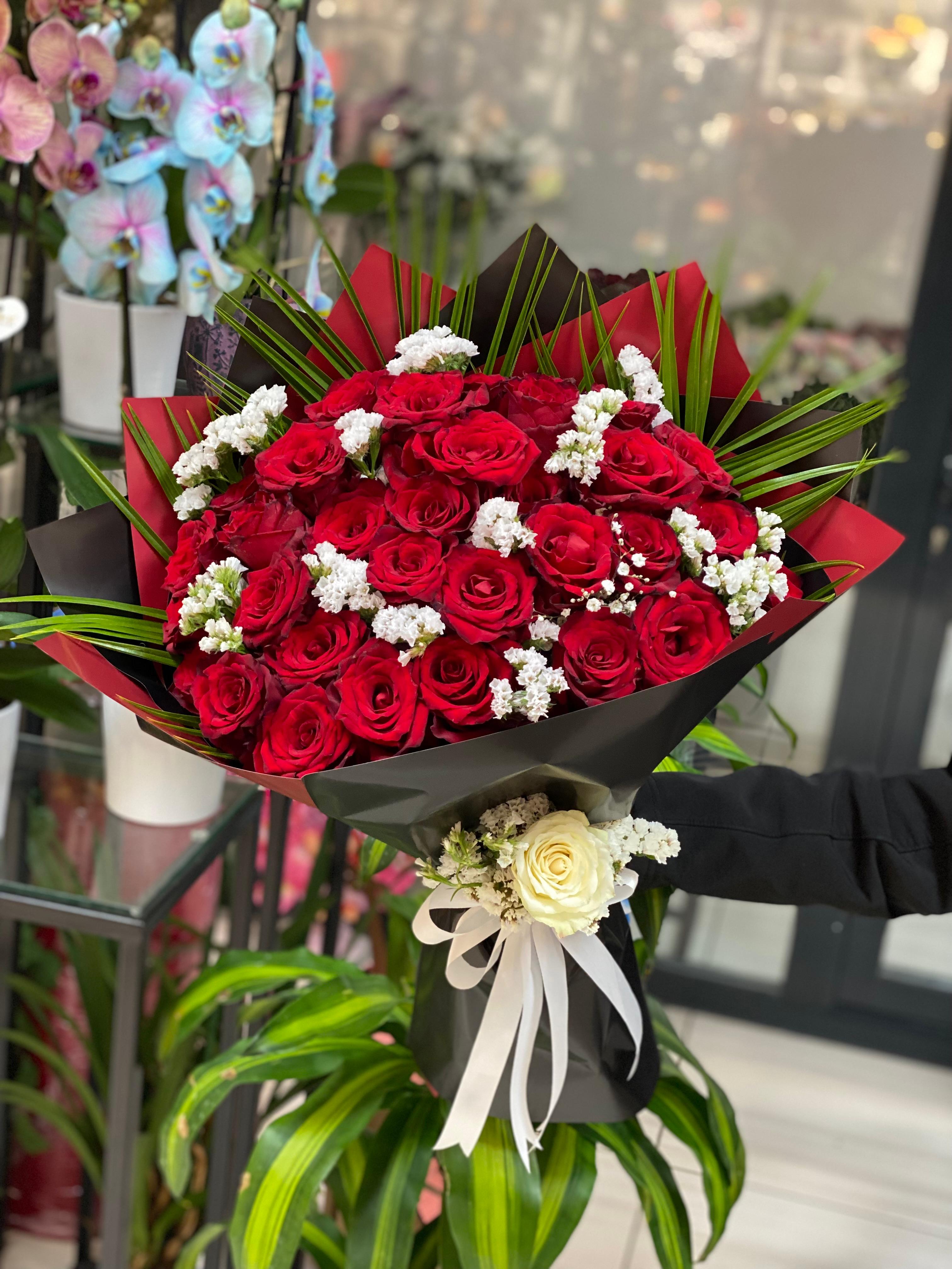 Gösterişli Dolgun Gül Buketi 